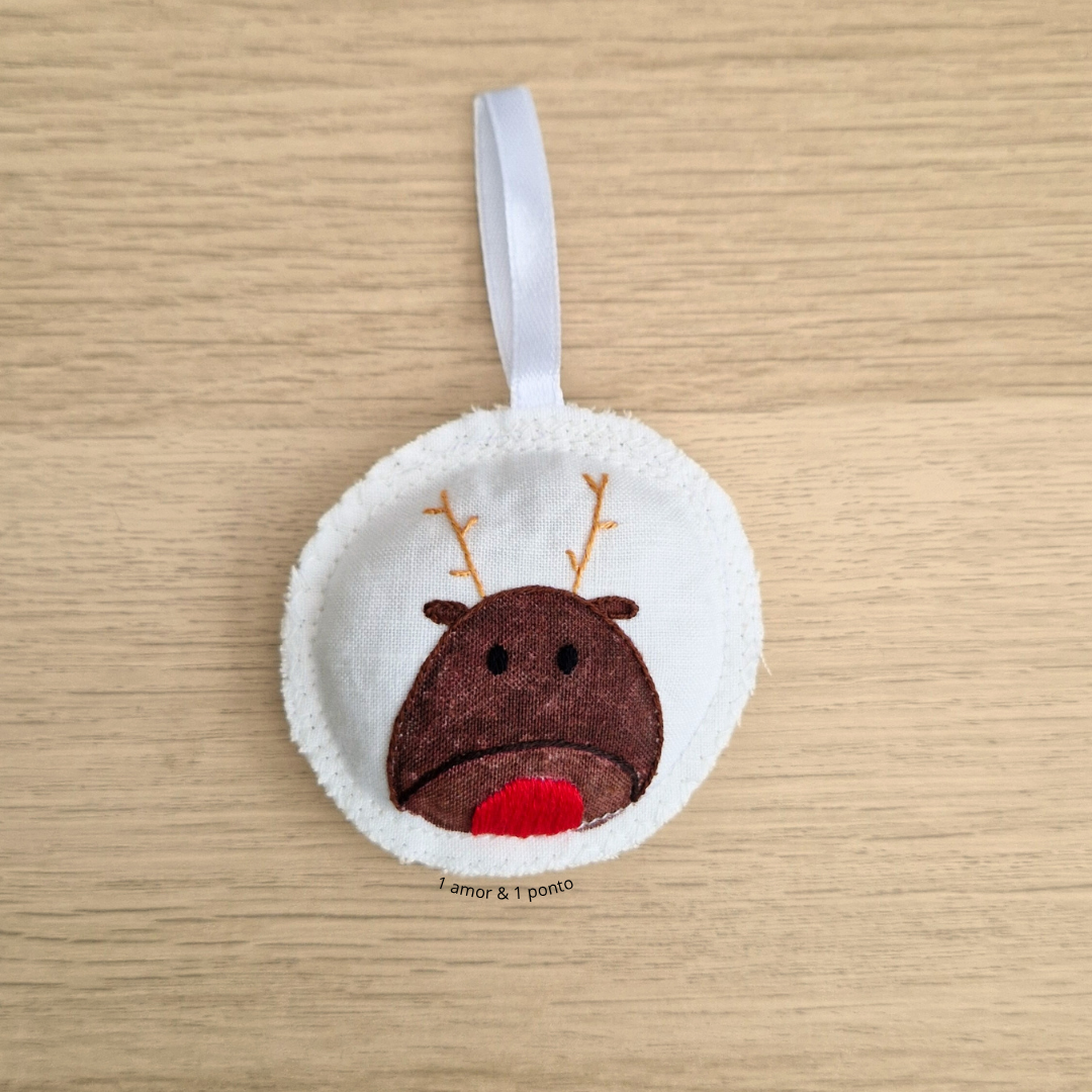 Enfeite tecido redondo com bordado de rena