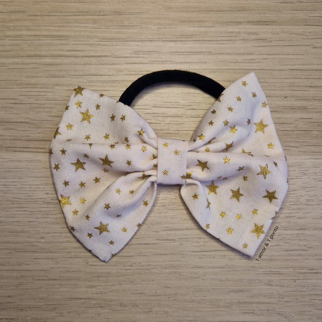 Elástico de cabelo com laço branco e estrelas douradas