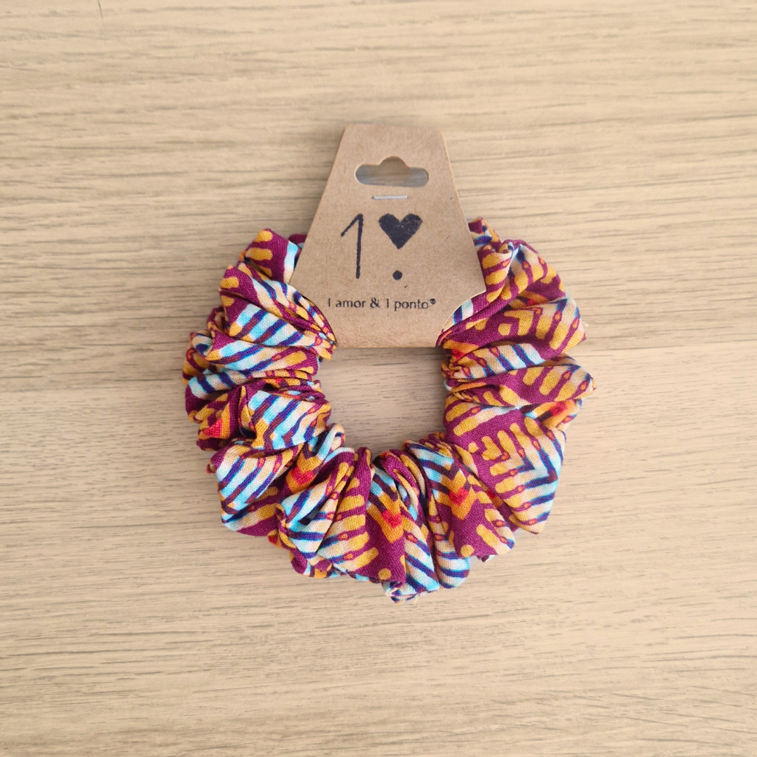 Elástico de cabelo scrunchie colorido com etiqueta de papel em madeira clara