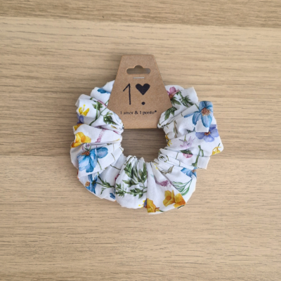 Elástico de cabelo floral branco com etiqueta de cartão castanho