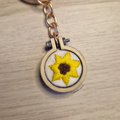 Porta-chaves com bastidor de bordado madeira e girassol bordado