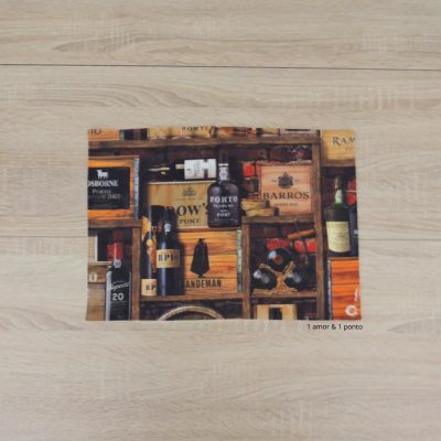 Tapete com estampado de caixas de vinho e garrafas em cores castanhas e pretas
