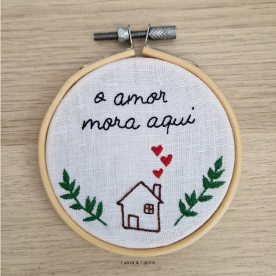 Quadro&#x20;O&#x20;amor&#x20;mora&#x20;aqui
