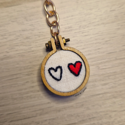 Chaveiro de madeira com bordado de corações em tecido branco