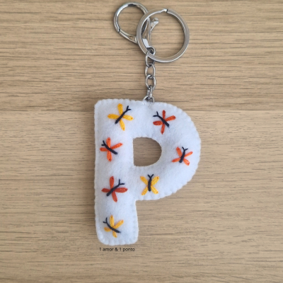 Chaveiro de tecido branco em forma da letra P com bordados coloridos e argola metálica