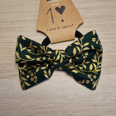Laço para cabelo verde com padrão floral dourado e etiqueta com texto