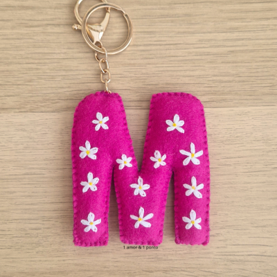 Chaveiro rosa em feltro letra M com flores brancas bordadas e argola metálica