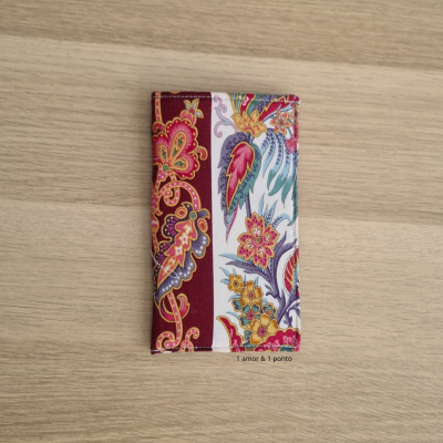Carteira ou porta-cartões em tecido com padrão floral colorido