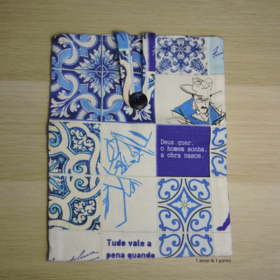 Capa de tecido azul e branco com padrão de azulejos e texto em português