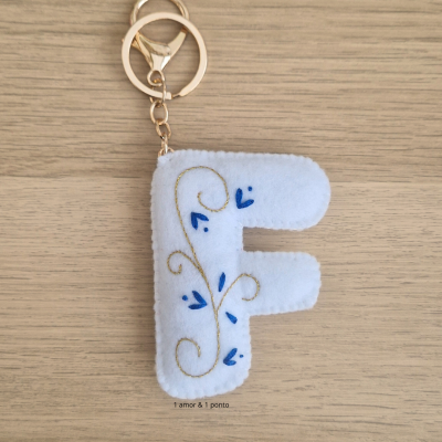 Porta-chaves em feltro na forma da letra F com bordados dourados e azuis