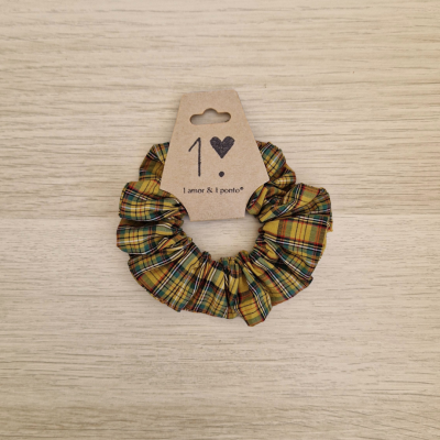 Elástico xadrez amarelo com etiqueta '1 amor & 1 ponto®'