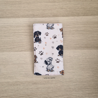 Guardanapo de tecido com padrão de cachorros e corações em fundo branco