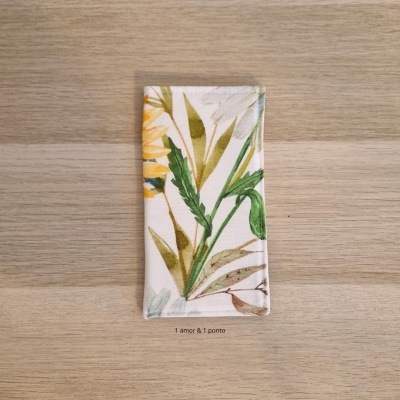 Carteira de tecido floral sobre madeira clara com texto 'I amor & 1 ponto'