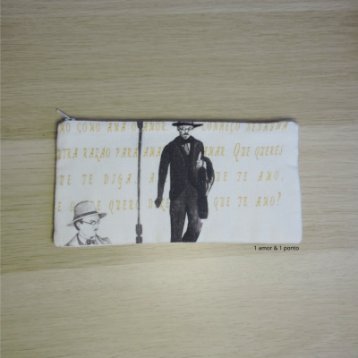 Carteira de tecido com ilustrações e texto amarelo