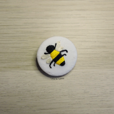 Botão branco redondo com bordado de abelha colorida