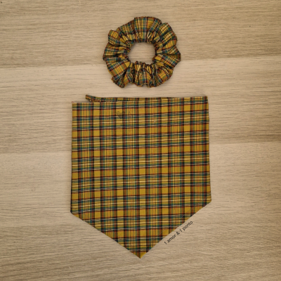 Conjunto de acessórios xadrez amarelo com lenço e scrunchie numa superfície de madeira clara