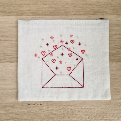 Bolsa de tecido branco com bordado de envelope e detalhes em corações e pérolas