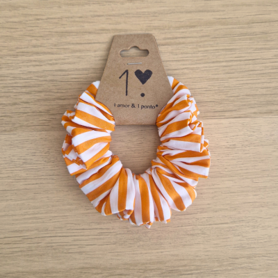 Elástico para cabelo riscado laranja e branco com embalagem de cartão