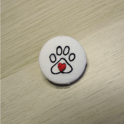 Botão redondo branco com pata e coração bordados