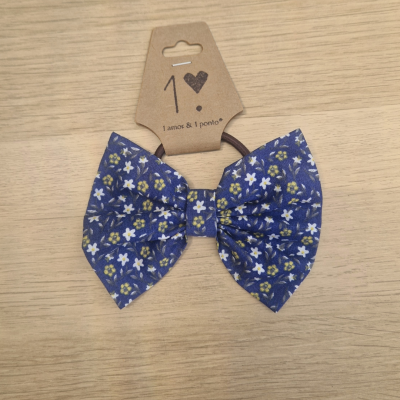 Elástico de cabelo com laço azul de flores pequenas e cartão castanho