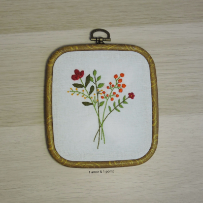 Quadro pequeno com bordado floral em moldura dourada