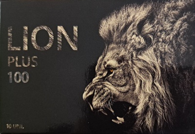 Embalagem preta com texto LION PLUS 100 e desenho de leão à direita