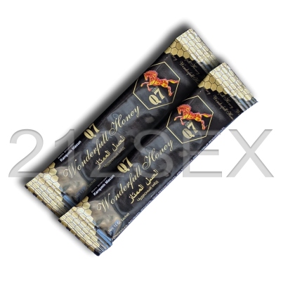 Dois sachês de mel Wonderful Honey com embalagem preta e dourada