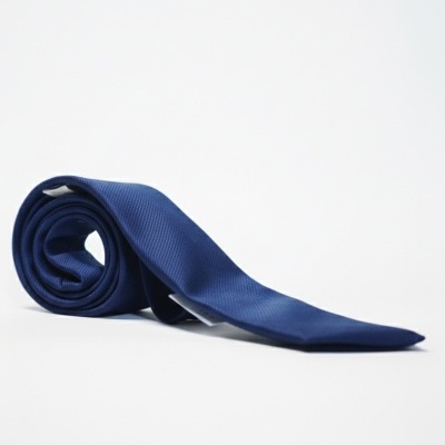 Gravata azul escura enrolada em fundo branco