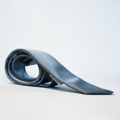 Gravata azul clara enrolada sobre fundo branco