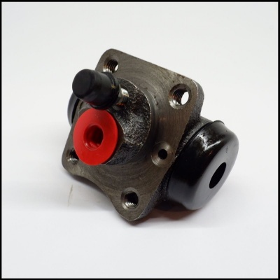 Componente mecânico metálico preto e cinza com anel vermelho