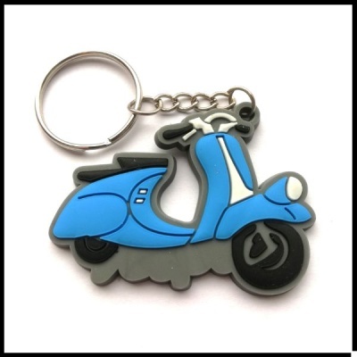 Chaveiro de moto scooter azul e preto em material emborrachado.