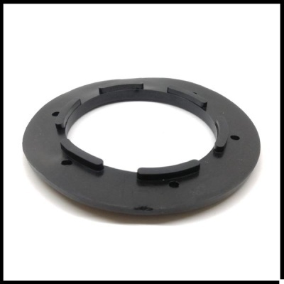 Peça circular plástica preta com fendas e orifícios