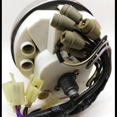 Peça eletrónica branca com fios e conetores isolados.