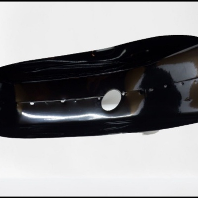 Refletor retangular preto em plástico brilhante com orifício central e quatro pequenos furos