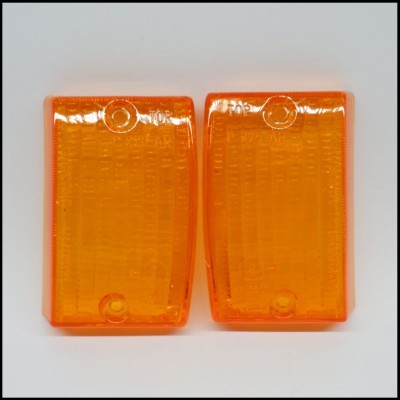 Par de lentes de plástico laranja retangulares com textura e furos de fixação