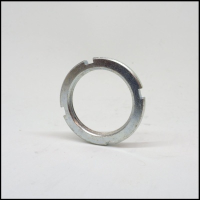 Anel metálico circular prateado com entalhes