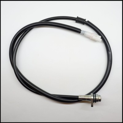 Cabo elétrico preto com conector branco e metálico