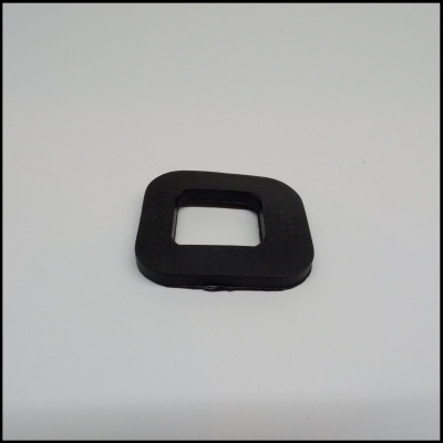 Peça quadrada preta com abertura quadrada no centro sobre fundo branco