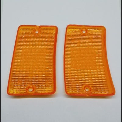Dois recetores laterais de luz alaranjados de plástico para automóvel