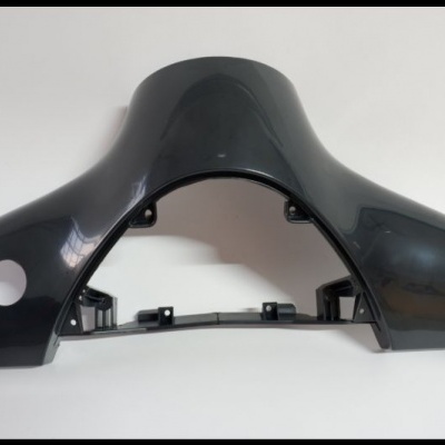 Componente plástico preto curvo com recorte circular num lado em fundo branco