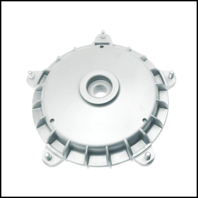 Peça metálica redonda prateada com parafusos em fundo branco