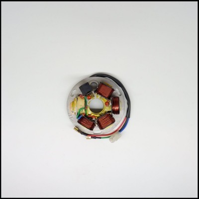 Estator de motor com bobinas de cobre e fios coloridos