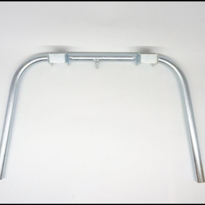 Barra metálica curva prateada com suportes brancos