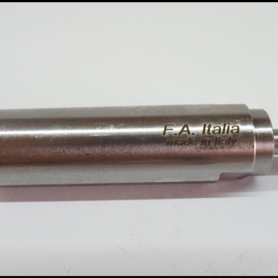 Cilindro metálico prateado com texto F.A. Italia MADE IN ITALY