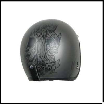 Capacete moto aberto cinza com desenho de caveira