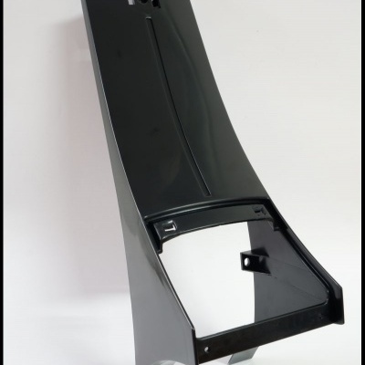 Peça plástica preta rígida com recortes e suportes