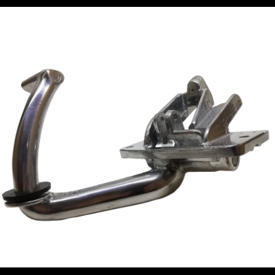 Peça metálica prateada com tubo curvado e mecanismos articulados