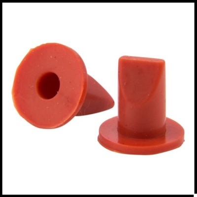 Pinos de borracha vermelha com base circular