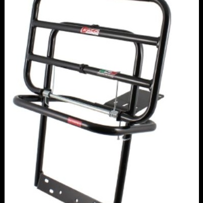 Estrutura metálica preta para montagem com etiquetas