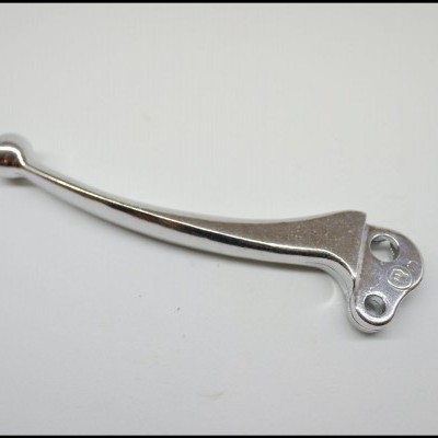 Manete metálico prateado com três furos de fixação